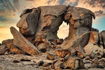 4 Hours Charming Moon Valley Hike Experience in Jeddah